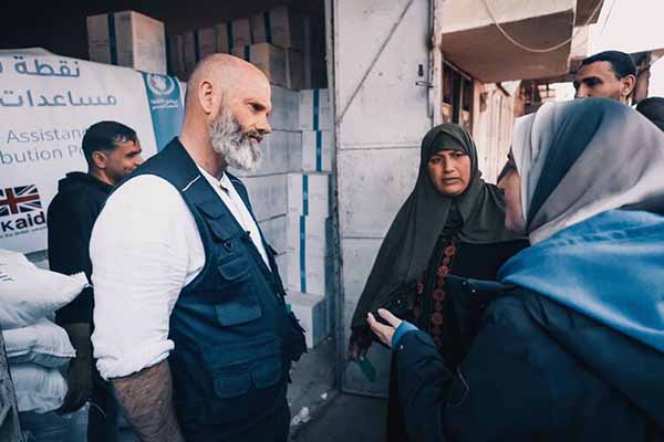 El director interino del Programa Mundial de Alimento en Palestina, Matthew Hollingworth, habla con los habitantes de Gaza durante su visita al enclave. Foto archivo tomada de la página WFP/Ali Jadallah 