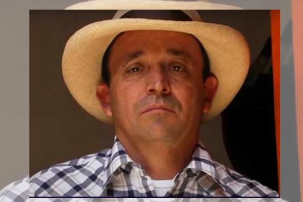 La sentencia, que también señala su presunta responsabilidad en el homicidio del conductor de chiva Camilo Barrientos, establece que “la prueba en su mayoría señala la posible actuación del grupo criminal (…) con pretensiones criminales ampliamente detalladas”. Para el Tribunal, el delito se configura desde la concertación para cometer los hechos atribuidos al grupo.  Con la condena, el Tribunal ordenó:  “Revocar la sentencia absolutoria proferida el 13 de noviembre de 2024 (…) y declarar penalmente responsable a Santiago Uribe Vélez de los delitos de homicidio agravado y concierto para delinquir agravado”. Una vez quede en firme, se emitirá orden de captura para el cumplimiento de la pena.  Aún puede impugnar  Aunque el fallo corresponde a segunda instancia, el propio Tribunal dejó abierta la posibilidad para que la defensa interponga impugnación especial, por tratarse de la primera decisión condenatoria en esta etapa del proceso. Las demás partes podrán acudir al recurso extraordinario de casación.  La defensa, encabezada por el abogado Jaime Granados, ha insistido en la inocencia de Uribe y en que las acusaciones ya habían sido desvirtuadas. Sin embargo, la resolución del Tribunal reconfigura el caso diez años después de iniciada la investigación.