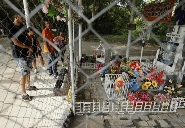 Fotografía del 5 de noviembre de 2025 que muestra personas observando un altar en honor a Omaira, en Armero (Colombia). La imagen de la pequeña Omaira sepultada por el lodo y condenada a morir en Armero (Colombia) tras la erupción del Nevado del Ruiz hace 40 años se quedó grabada en el subconsciente colectivo de toda una generación y sobre todo en la memoria de dos periodistas que cubrieron la tragedia. EFE/ Mauricio Dueñas Castañeda.