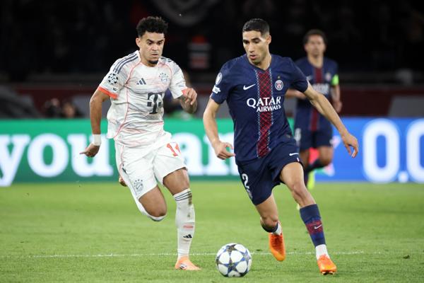 Acharaf Hakimi del Paris Saint Germain (D) y Luis Díaz del Bayern de Múnich en acción durante el partido de la fase de grupos de la UEFA Champions League entre el PSG y el FC Bayern de Múnich en París, Francia, el 4 de noviembre de 2025. (Liga de Campeones, Francia) EFE/EPA/CHRISTOPHE PETIT TESSON