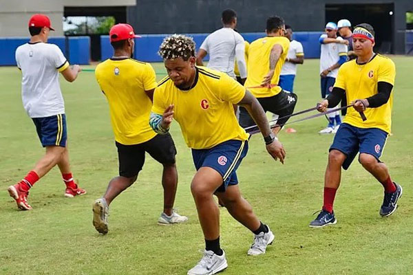Jugadores de la selección Colombia de béisbol entrenando para la Copa América que se llevará a cabo en Panamá. Foto Federación Colombiana de Beisbol 
