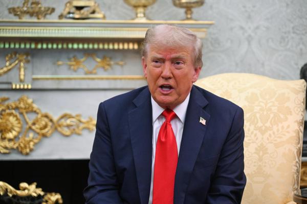 Trump mencionó directamente a Colombia como potencial objetivo de ataques antinarcóticos, provocando una firme respuesta del presidente Gustavo Petro en defensa de la soberanía nacional. Presidente Donald J. Trump  Foto: EFE/EPA/RADEK PIETRUSZKA POLAND OUT