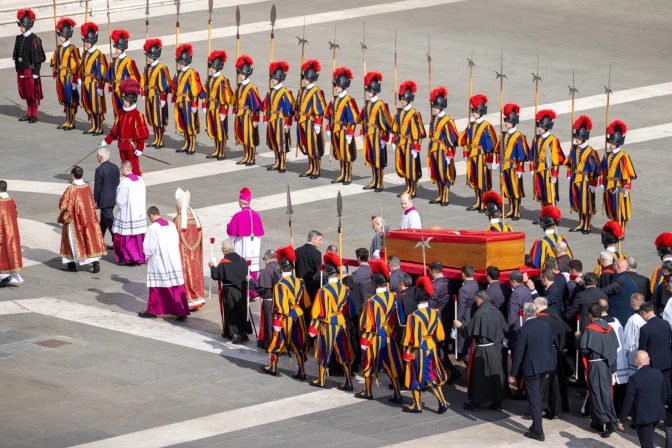 Traslado del féretro del Papa Francisco hasta la Basílica de San Pedro. | Crédito: Daniel Ibáñez / EWTN News.