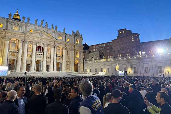 Los fieles reunidos en la Plaza de San Pedro observan cómo sale humo negro de la chimenea de la Capilla Sixtina el primer día del cónclave para elegir al nuevo papa en la Ciudad del Vaticano. EFE/EPA/Angelo Carconi