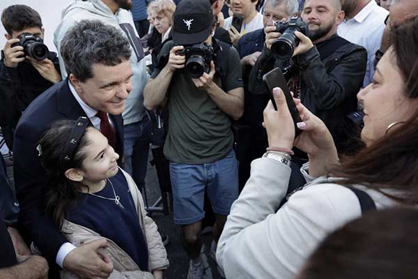 El ultranacionalista, George Simion, se perfila como el posible ganador de la segunda vuelta presidencial.