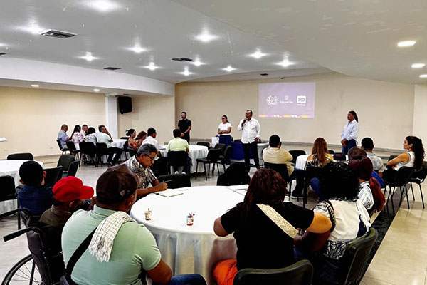 Diego Galván, secretario de Educación de Sincelejo, presentando el programa a rectores de establecimientos educativos oficiales, y representantes de comunidades interesadas en la estrategia. Foto Alcaldía de Sucre