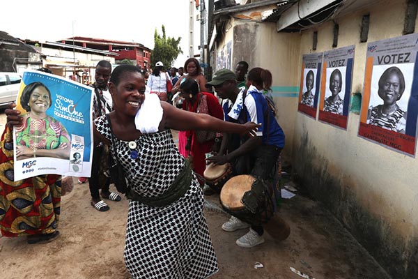 Simpatizantes del Movimiento de Generaciones Capaces (MGC) de la ex Primera Dama de Costa de Marfil y candidata presidencial Simone Ehivet Gbagbo reaccionan durante un mitin de campaña en Abiyán, Costa de Marfil, el 22 de octubre de 2025. EFE/EPA/Legnan Koula