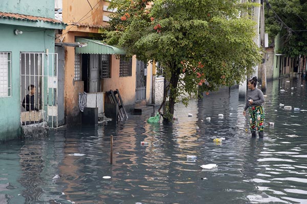 Una calle inundada en Santo Domingo por el paso de la tormenta tropical. EFE/ Orlando Barría