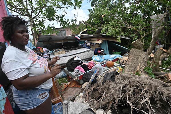 Una mujer observa una casa afectada paso del huracán ‘Melissa’ en la Parroquia de Saint Ann, en el condado de Middlesex (Jamaica). EFE/ Rudolph Brown