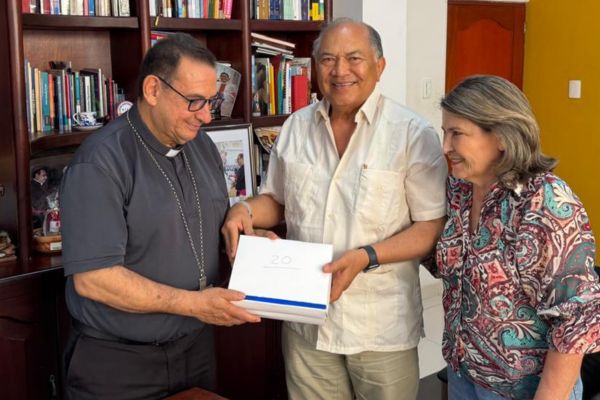 Amilkar Acosta Medina junto a su esposa Nidia Restrepo hace entrega del donativo al obispo de la diócesis de Riohacha Francisco Ceballos Escobar.  