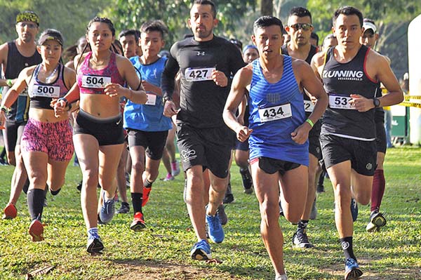 Atletas de la modalidad de Cross Country en medio de una carrera. Foto Federación Colombiana de Atletismo 