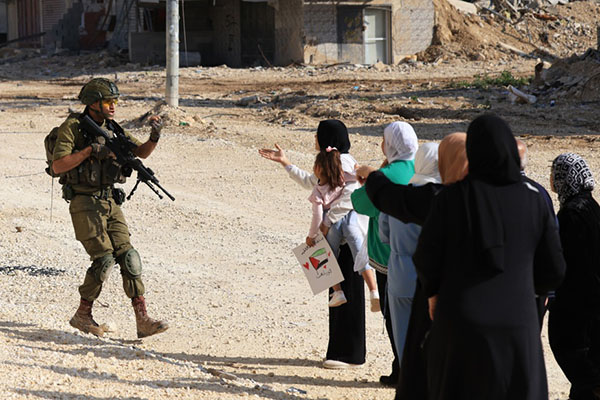 Soldados impiden a palestinos desplazados del campo de refugiados de Nur Shams intentar regresar a su campo, mientras continúa la operación militar israelí, cerca de la ciudad cisjordana de Tulkarem. EFE/ Alaa Badarneh