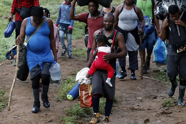 Grupo de personas desplazados por la violencia en Colombia. Foto EFE