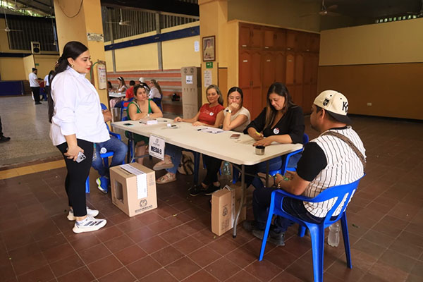 Funcionarios de la Registraduría supervisaron el proceso para garantizar transparencia en cada mesa. Foto derechos reservados EL INFORMADOR  