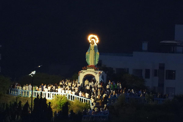 Fieles de votos acompañan en la novena a la Virgen Nuestra Señora de la Medalla Milagrosa en el cerrito el Cundí. Foto cortesía