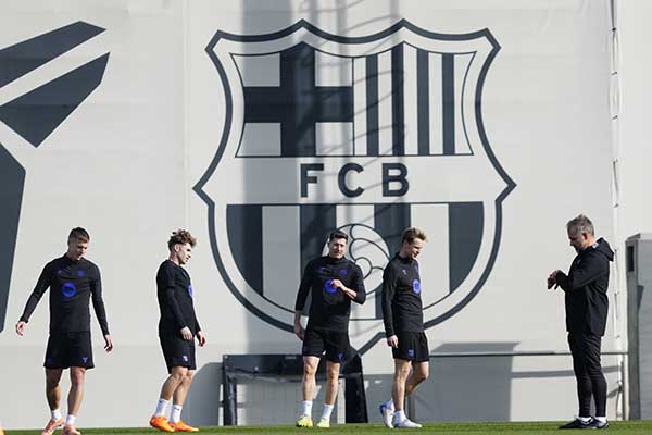 El entrenador del FC Barcelona, Hansi Flick , junto a varios de sus jugadores durante el entrenamiento que el equipo azulgrana ha realizado en la ciudad deportiva Joan Gamper para preparar el partido de Liga de Campeones que mañana disputarán ante el Chelsea en Londres. EFE/Alejandro García