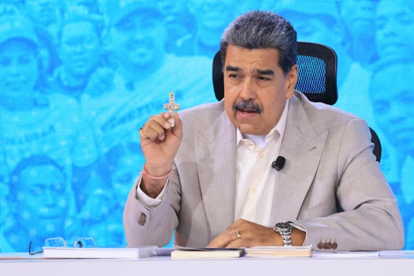 Fotografía cedida por Prensa del Palacio de Miraflores del presidente de Venezuela, Nicolás Maduro, hablando en su programa semanal de televisión ‘Con Maduro +’. EFE/ Prensa Palacio Miraflores