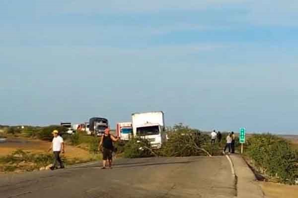 Manifestantes bloquean la vía de ingreso al Complejo Ballena en reclamo de soluciones estatales. Foto suministrada por Climaco Rojas