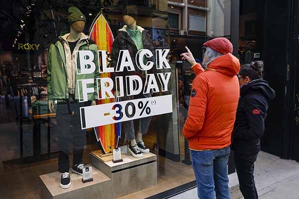 Un cartel anuncia las rebajas del llamado ‘Black Friday’. Foto EFE/ Mariscal