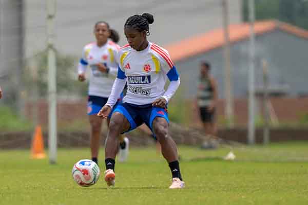 Linda Caicedo dominando el balón en el campo de juego. Foto Federación Colombiana de Fútbol