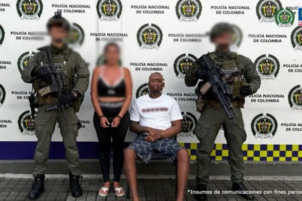 Alias ‘cucho’, detenido señalado de ser el cabecilla de los ‘iluminati’ y de realizar el atentado contra la policía en la ciudad de Cali en compañía de una mujer detenida con el y miembros de la fuerza pública. Alias ‘cucho’, detenido señalado de ser el cabecilla de los ‘iluminati’ y de realizar el atentado contra la policía en la ciudad de Cali en compañía de una mujer detenida con el y miembros de la fuerza pública.
