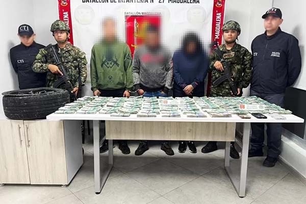 En medio de una requisa a los tres implicados les hallaron 35 paquetes envueltos que contenían la millonaria suma. Foto Ejército