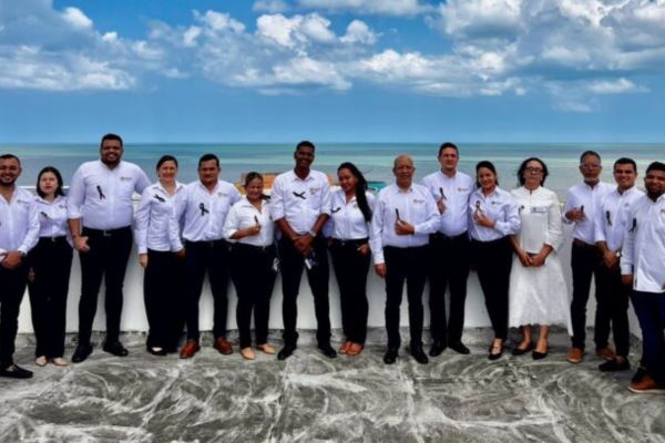 Asistentes a la conmemoración, unidos en memoria de las víctimas del holocausto. Foto La Guajira Hoy