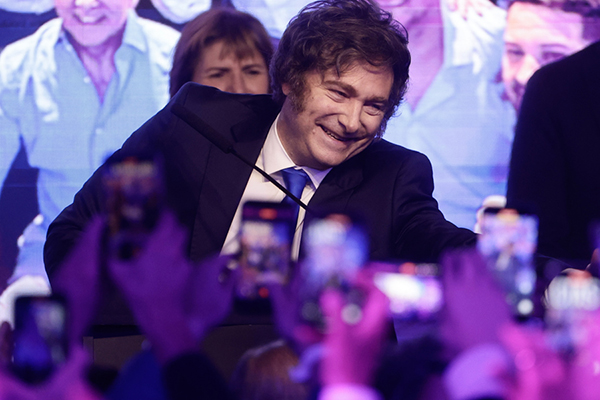 Fotografía de archivo del 16 de octubre de 2025 que muestra al presidente de Argentina, Javier Milei, celebrando tras conocer los resultados de las elecciones legislativas en Buenos Aires. EFE/ Juan Roncoroni / Archivo
