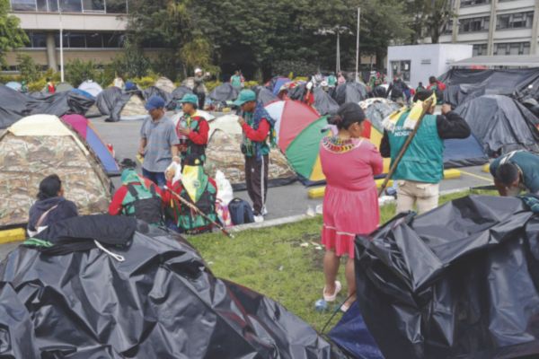 Los miles de embera, que llegaron en más de 60 autobuses y están acampados frente al edificio de la Agencia Nacional de Tierras (ANT) de Bogotá.