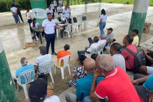 Aspecto de la comunidad escuchando los planteamientos realizados por el coordinador departamental de la Agencia Nacional de Tierras, Simón Gómez Freile.
