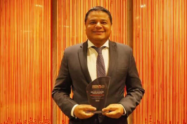 Orgullosamente el alcalde Genaro Redondo aparece sonriente y en sus manos tiene el reconocimiento Premio Politika 2024.