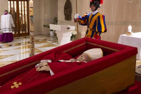 El Cardenal Parolin junto a los restos mortales del Papa Francisco en la Capilla de Santa Marta | Crédito: Vatican Media