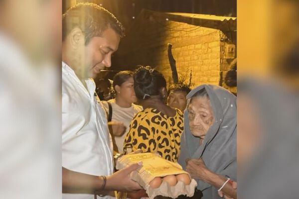 El alcalde Miguel Felipe Aragón González entregadole ayuda a familias afectadas por el invierno en Maicao.