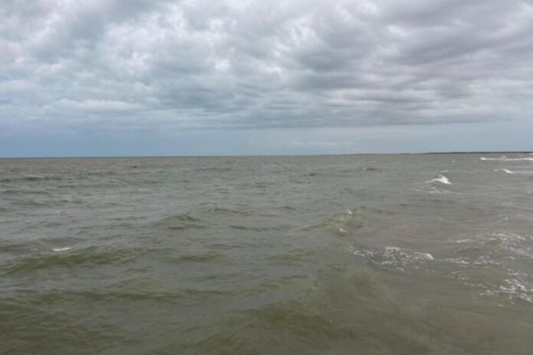 El fuerte oleaje en las costas guajiras refleja la inestabilidad atmosférica que continúa afectando la región durante esta temporada de lluvias.