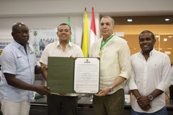 El director general de CorpoGuajira, Samuel Santander Lanao Robles, recibe la Medalla “Luis Antonio Robles Suárez” de manos de la Asamblea Departamental de La Guajira./LAGUAJIRAHOY.COM