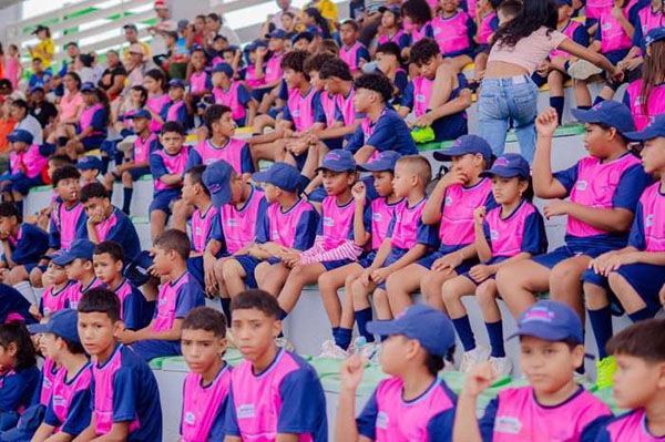  Niños de las diferentes escuelas públicas de Ciénaga, Magdalena en el Mega Festival deportivo. Foto MinDeporte 
