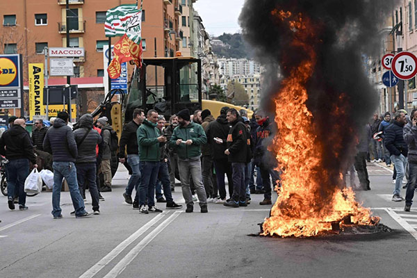 Los sindicatos advirtieron que el plan del gobierno conllevará el cierre de la planta, poniendo en riesgo miles de puestos de trabajo, y exigieron que el gobierno retome las conversaciones. EFE/EPA/Luca Zennaro