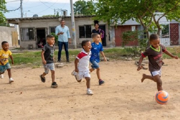 Los niños jugando fútbol en la arena, pronto les prometió el alcalde que lo harán en una cancha sintética. Foto: La Guajira Hoy