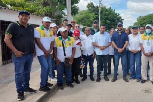 El alcalde Miguel Felipe Aragón y el vicecontralor Carlos Zuluaga inspeccionan el avance de la pavimentación. Foto: La Guajira Hoy