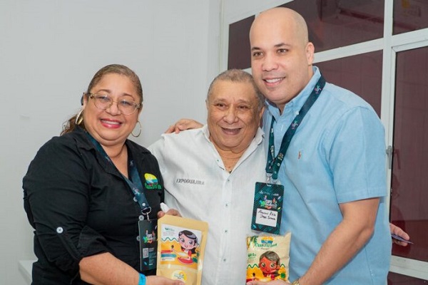 Un futuro cliente, José Serrao, Almacenes Éxito y una emprendedora, Emilsa Rojas; junto con el director de Cámara de Comercio, Alvaro Romero. Foto: La Guajira Hoy