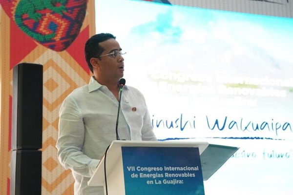 El gobernador Jairo Aguilar Deluque socializa ante asistentes del Congreso Internacional de Energías Renovables su llamado a proteger los recursos públicos y recuperar la confianza ciudadana. Foto: La Guajira Hoy