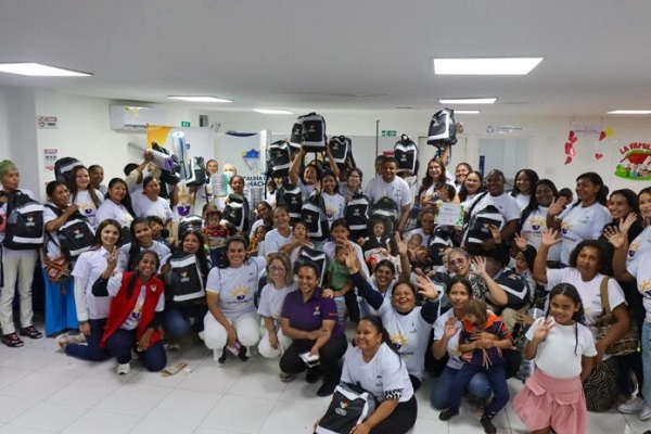 Madres cuidadoras que hacen parte del programa Luz del Sol, junto a los equipos de la Alcaldía de Riohacha y CIREC, comprometidos en fortalecer su labor diaria. Foto: La Guajira Hoy