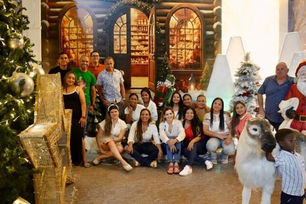 La gerente de Esepgua, Andreina García Pinto, comparte un momento especial junto a su equipo durante el encendido navideño. Foto: La Guajira Hoy