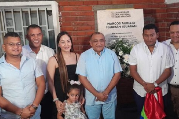 Aspecto a la develacion de la placa en honor al maicaero de origen Wayuu, Marcos Aurelio Iguarán Iguarán. Foto: La Guaira Hoy