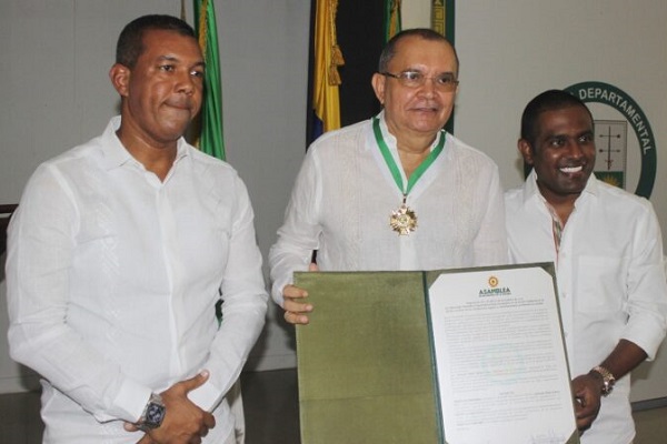 Instantes cuando el filosofo Gonzalo Gómez Soto, recibe el reconocimiento de parte del presidente de la asamblea de La Guajira, Daniel Ceballos y el proponente Olimpo Núñez De Armas. Foto: La Guajiara Hoy
