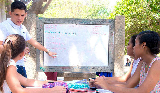 Durante el proceso de aprendizaje en la universidad los estudiantes tienen acceso a tutorías con los docentes, monitorías o apoyo académico a través de Bienestar Universitario.