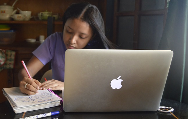 Los estudiantes a través de computadores, tablets y celulares se conectan con sus compañeros y docentes.