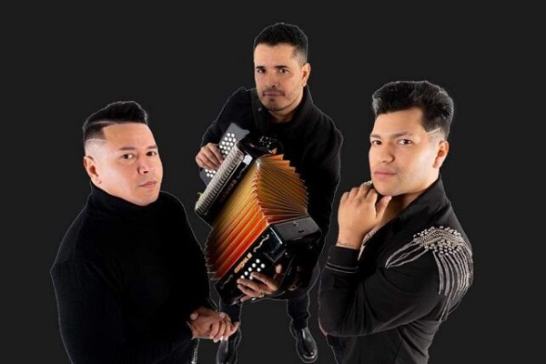 Los integrantes de Los Inquietos del Vallenato; Maikol Delgado, Petro Alvarado y Juanchi Berrocal, creando un trío musical sin igual.