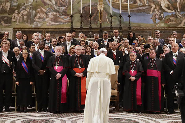 Arte y religión  La construcción de la Capilla Sixtina como la conocemos hoy en día fue comisionada por Sixto IV, elegido como papa en el 1471. El proyecto nacía en un contexto más general de recuperación de monumentos abandonados durante la cautividad de Aviñón. Ahora, será el lugar donde los cardenales elegirán al sucesor del papa Francisco. (Foto EFE/ Andrew Medichini / Pool)