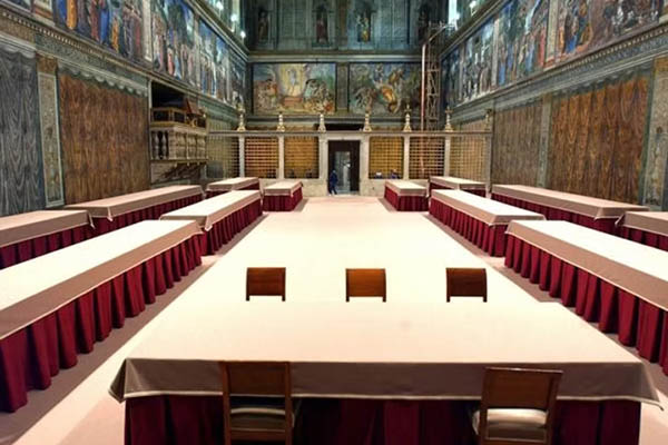 Testigo de todas las elecciones papales desde 1492, con cinco excepciones, el recinto se prepara de nuevo para otra histórica decisión: la de los 133 cardenales electores que, reunidos a puerta cerrada, procederán la próxima semana a la elección del sustituto de Francisco y nuevo obispo de Roma. (Foto EFE imagen de archivo)